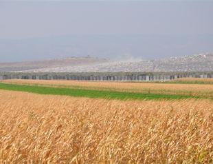 Turkey builds concrete wall along Syria border after attacks