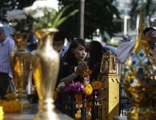 Bangkok bomb shrine reopens as police hunt suspect
