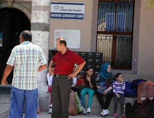 Syrian migrants denied entry to İzmir mosque