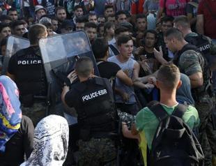 Macedonian troops fire stun grenades at migrants on border