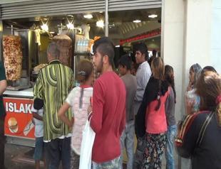 Turkish woman feeds 35 Syrian refugees, leaves restaurant without paying