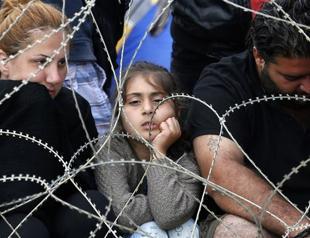 Thousands of migrants trapped on Macedonian border