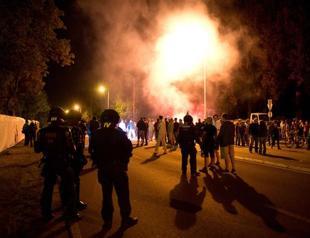 German police clash with far-right outside refugee centre