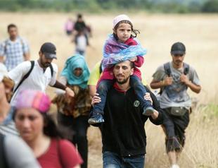 Macedonia allows all 1,500 migrants at border to enter from Greece