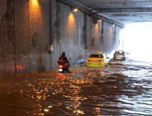 VIDEO: Heavy rain fills Istanbul’s central Taksim tunnel, floods Üsküdar