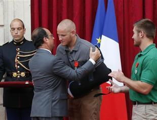France honours Americans, Briton who disarmed train gunman