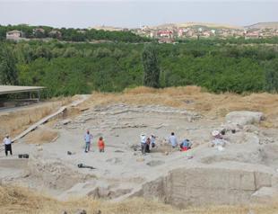 Ancient adobe throne comes to light