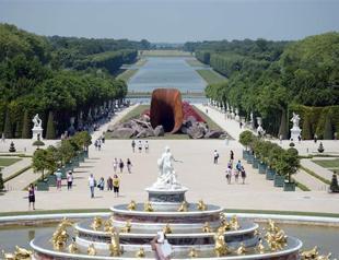 Queens vagina sculpture at Versailles vandalised