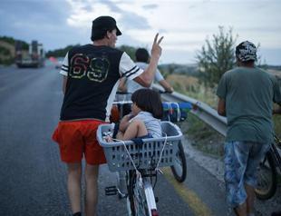 In Macedonia, EU-bound migrants cycle to better lives
