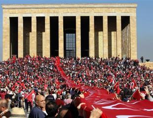Unauthorized drone flying over Anıtkabir causes panic