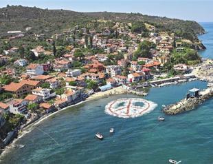 VIDEO: Floating human peace sign in Marmara Sea breaks Guinness record