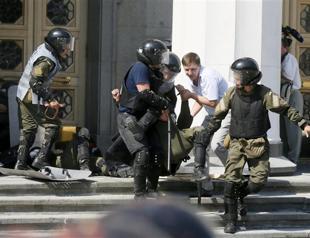 Police hurt in protests as Ukraine MPs votes on special status for east