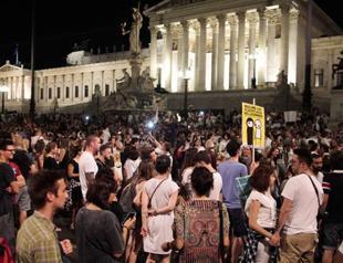 20,000 march in Austria after migrant truck tragedy