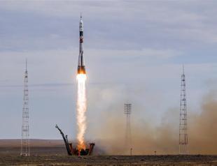 Soyuz rocket blasts off in worlds 500th manned space launch