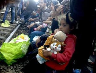 EUs Tusk calls for at least 100,000 refugees to be redistributed