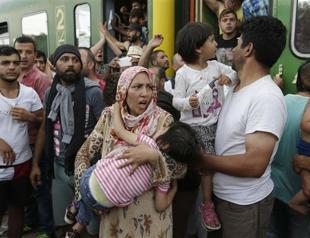 Hungary shuts border crossing after migrants escape