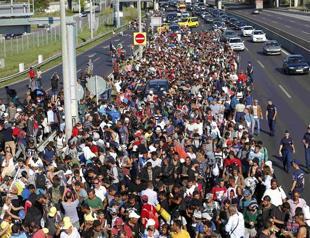 Syrian refugees continue Europe ‘journey’ on foot