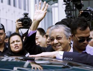 Mahathir returns to Malaysia ready for probe over anti-Najib comments