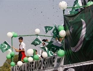 Ditch English for Urdu, Pakistan court orders government