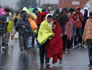 Migrants stream into Austria from Hungary