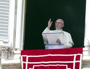 Pope calls on every European parish to host one migrant family each