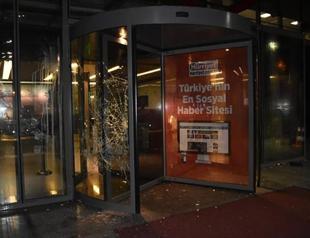 Pro-government protesters pelt daily Hürriyet building with stones