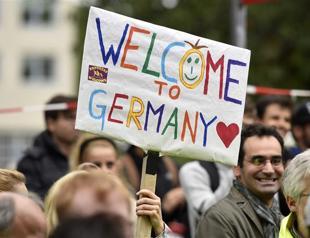 Refugees get heros welcome in Germany as UN raps Europe