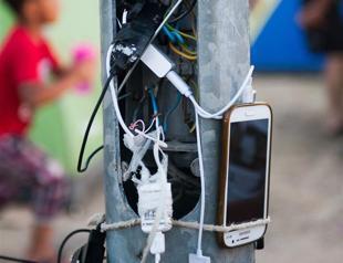 Refugees opting for waterproof smart phones on risky Aegean route