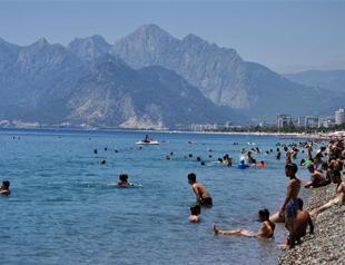 Number of tourists visiting Antalya decreases by 6 pct in first eight months of year