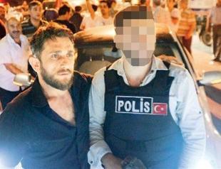Policeman poses with protester amid assault targeting Hürriyet