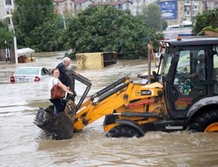 VIDEO: Central stream in Istanbul floods, blocks traffic