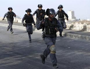 Clashes rock Jerusalems Al-Aqsa compound for second day