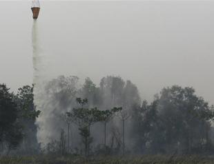 Indonesia water-bombs forest fires to fight haze