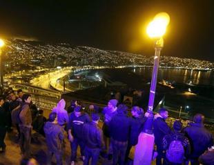 Powerful Chile quake kills at least five, 1 million evacuated