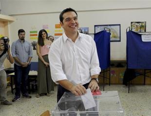 Weary Greek voters trickle to polls in knife-edge election