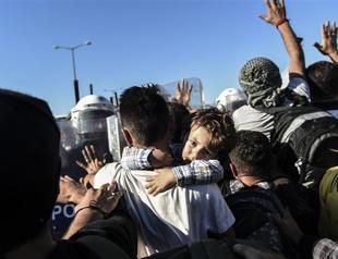 Refugees blocked near Turkey-Greece border disperse
