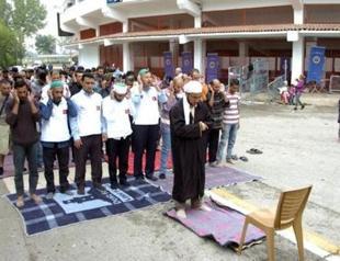 ‘Don’t go to Europe,’ Syrian imam tells refugees at Eid prayer in Edirne