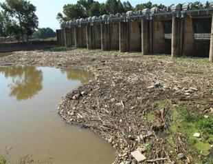 Tons of waste spills into Aegean waters after river covers opened