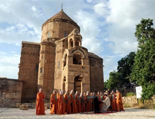 Award-winning Armenian pianist performs on historical island in Turkeys east