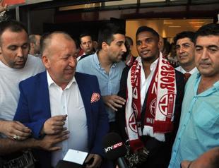 Turkey’s Antalyaspor brings in Eto’o, fans paralyze airport