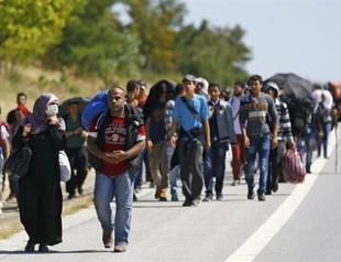 Syrian migrants flock to Turkish border town, face security forces