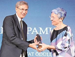 Orhan Pamuk receives Erdal Öz literary prize in Istanbul