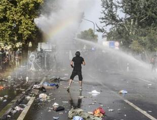 Hungarian police fire tear gas at migrants at Serbia border