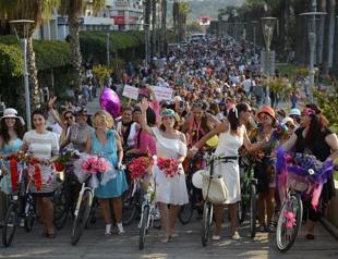 Hundreds of women cycle to support green transportation