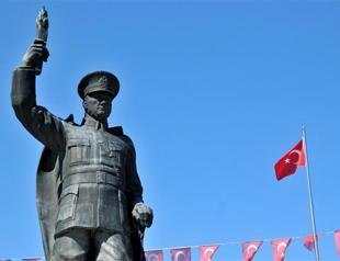 Plan to replace Atatürk statue with tea glass figure sparks debate in Turkey’s north
