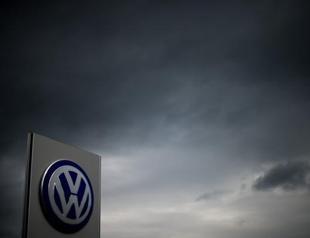 Pressure builds on Volkswagen CEO as emission-cheating probe spreads