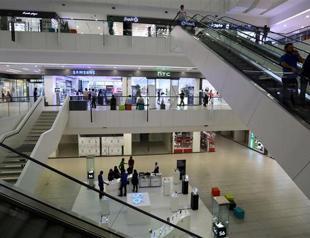 Iran’s economy stagnates as shoppers wait for foreign brands