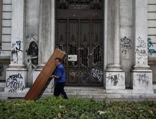 Greece limits short-selling ban to top banks