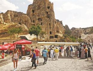 Däniken visits massive underground city in Nevşehir