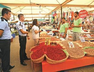 Dried, sugared up tomatoes sold as wild strawberries seized in Turkey’s west